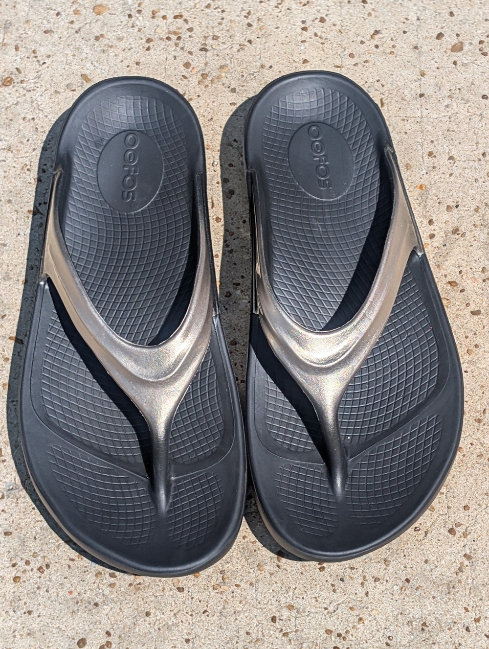 OOFOS OOlala Luxe Thong Flip Flops Recovery Sandals Latte Black Women's 9